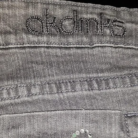 Akademiks Women’s Gray Skinny Jeans Size 32 – Rhinestone Back Pockets Pre-Owned - Picture 4 of 8